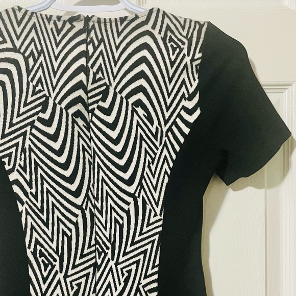 La Fée Maraboutée Black Dress with Black and White Print in the Middle. Size 1 - Picture 8 of 11